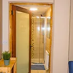 Cosy Flat Off Centre *