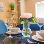 Cosy Flat Off Centre
