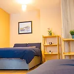 Cosy Flat Off Centre