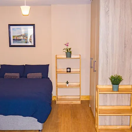Cosy Flat Off Centre דירה