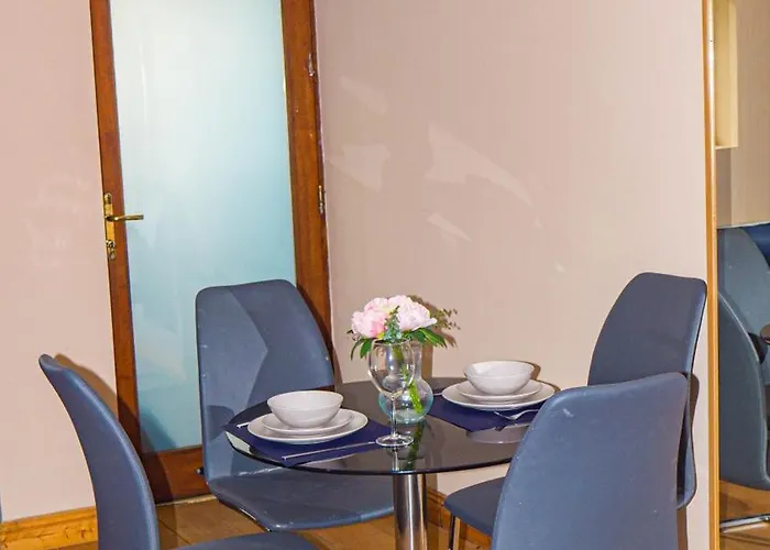 Cosy Flat Off Centre * Dublin