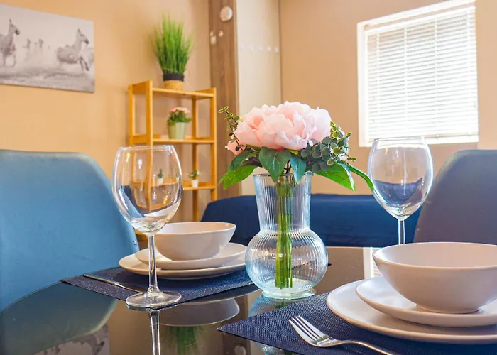 Cosy Flat Off Centre