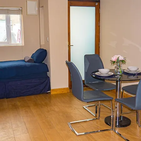 Cosy Flat Off Centre דירה *