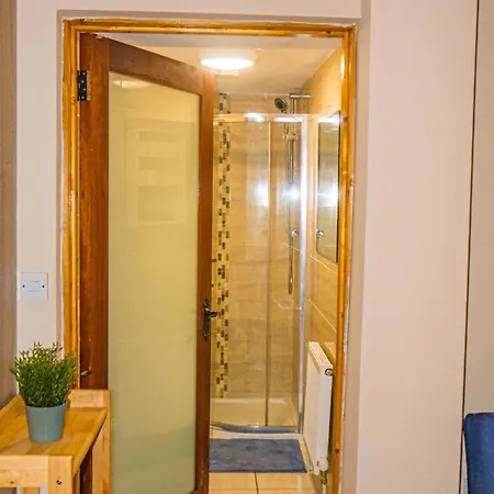 Cosy Flat Off Centre *