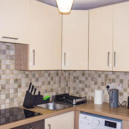 Cosy Flat Off Centre