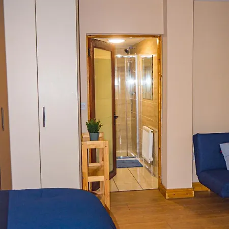 Cosy Flat Off Centre דירה