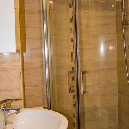 Cosy Flat Off Centre Apartment *