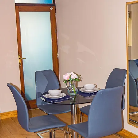 Cosy Flat Off Centre * Dublin