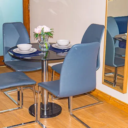 Cosy Flat Off Centre דירה *