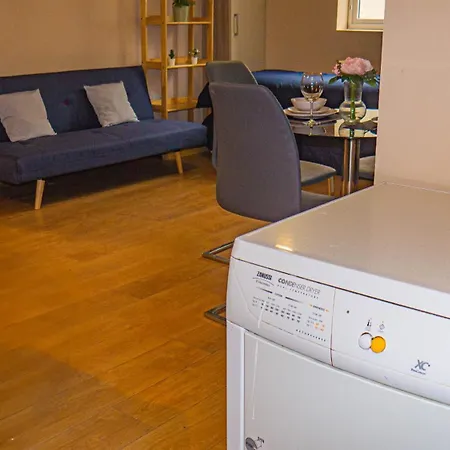 Cosy Flat Off Centre * Dublin