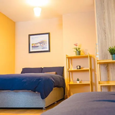 Cosy Flat Off Centre
