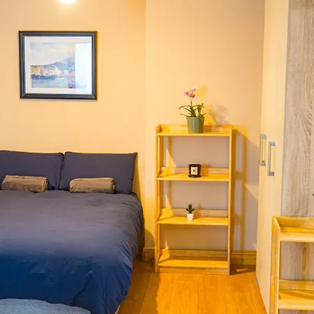 Cosy Flat Off Centre דירה