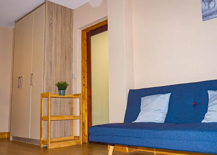 Cosy Flat Off Centre