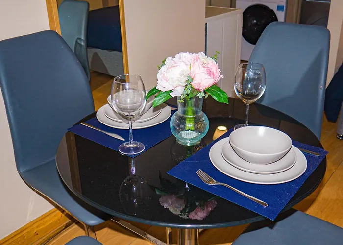 Cosy Flat Off Centre