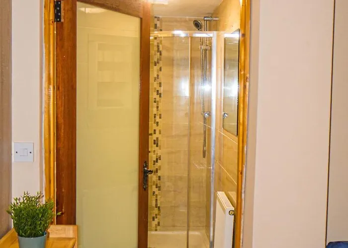 Cosy Flat Off Centre *