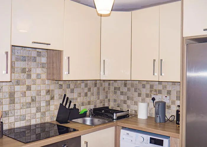 Cosy Flat Off Centre