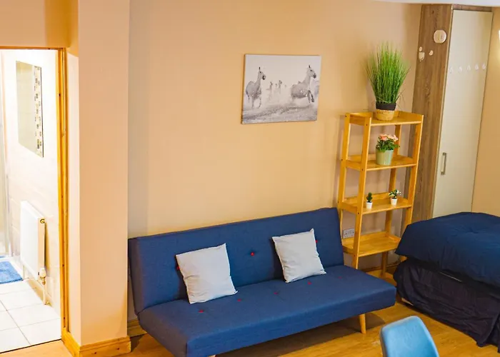 Cosy Flat Off Centre