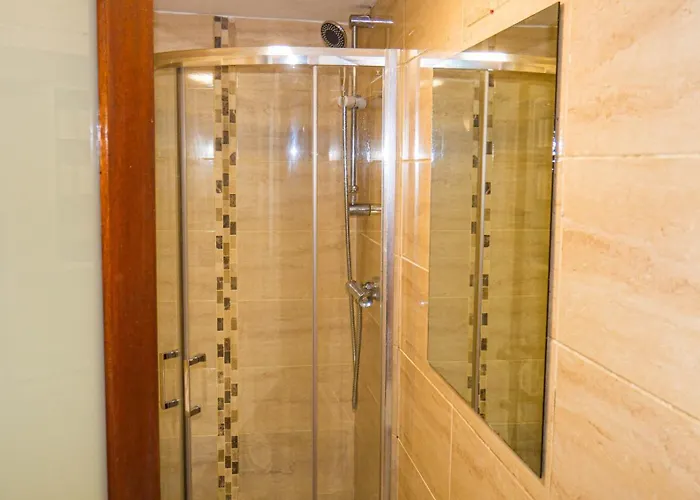 Cosy Flat Off Centre *