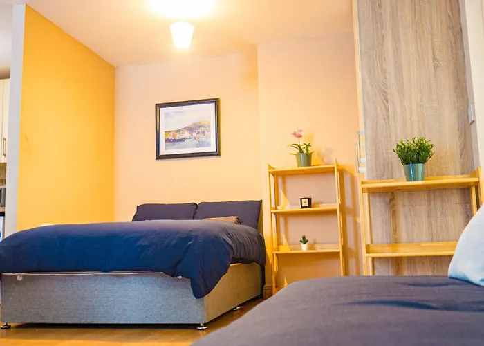 Cosy Flat Off Centre