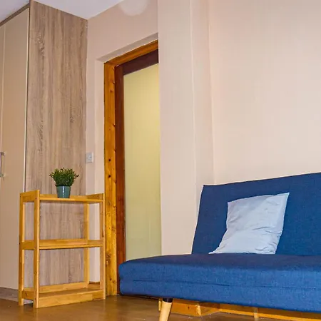 Cosy Flat Off Centre