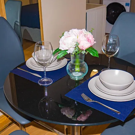 Cosy Flat Off Centre