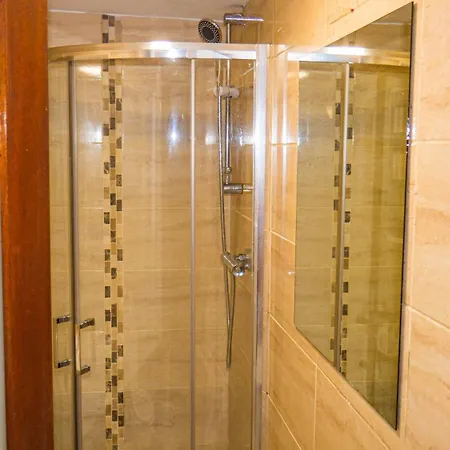 Cosy Flat Off Centre *