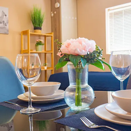 Cosy Flat Off Centre