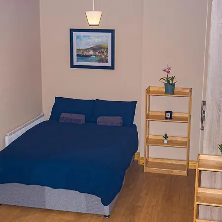 Cosy Flat Off Centre *