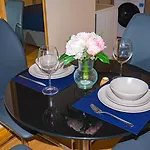 Cosy Flat Off Centre