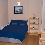 Cosy Flat Off Centre *